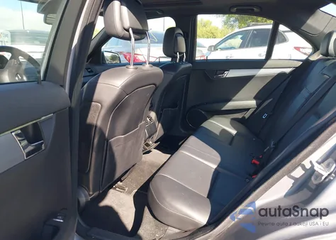 2010 Mercedes-Benz C 300 Sport z USA, uszkodzony, nr VIN WDDGF5EB6AF359474